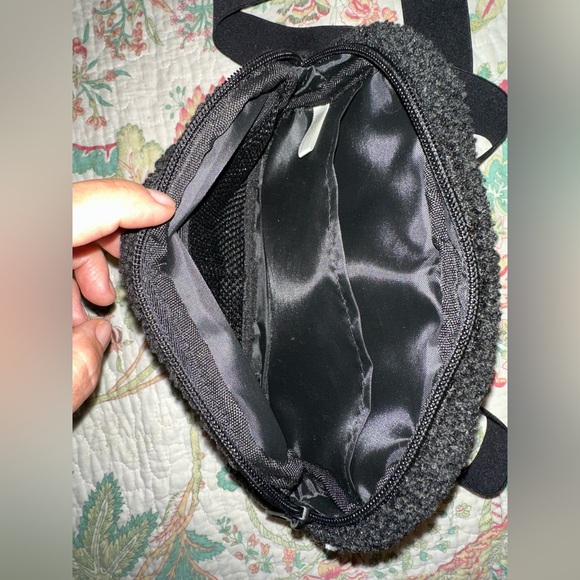 Victoria's Secret PINK Sherpa Cozy Fleece Fanny Pack Crossbody Black. Preowned - Picture 6 of 10
